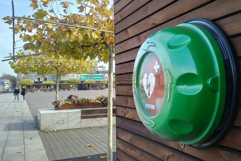 Automated external defibrillator (AED) Automatyczny defibrylator zewnętrzny, Tomaszów Mazowiecki, Poland.jpg — Wikimedia Commons contributor (CC0)