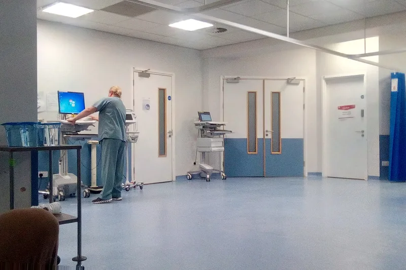A&E Discharge waiting room, RLUH.jpg — Rodhullandemu (CC BY-SA 4.0)